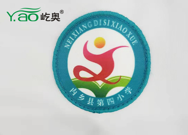 校服是約束學(xué)生行為能力的一種方式