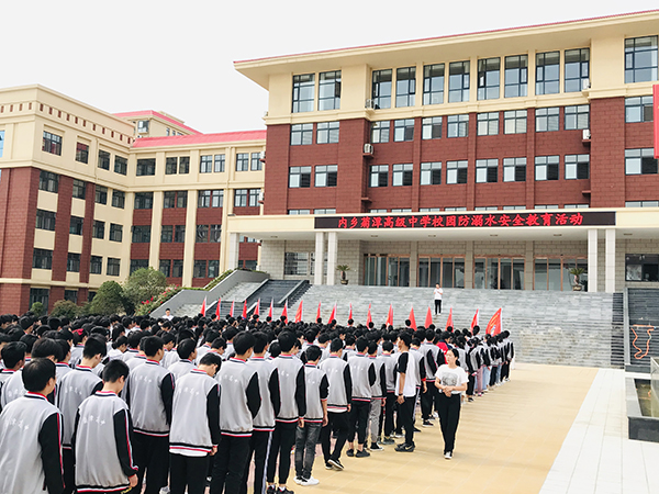 屹奧校服，一家專業(yè)高中校服定做工廠