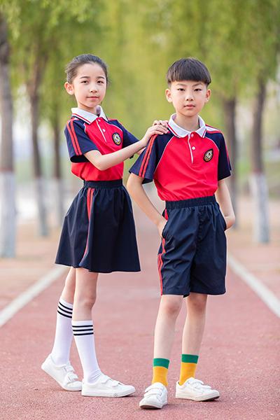 校服廠家認(rèn)為暑假帶孩子出去體驗(yàn)生活比較好